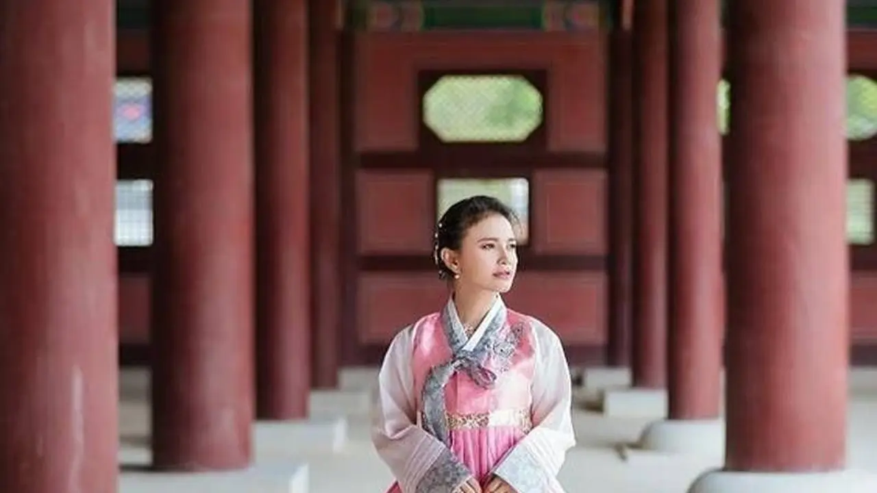 Artis pakai hanbok