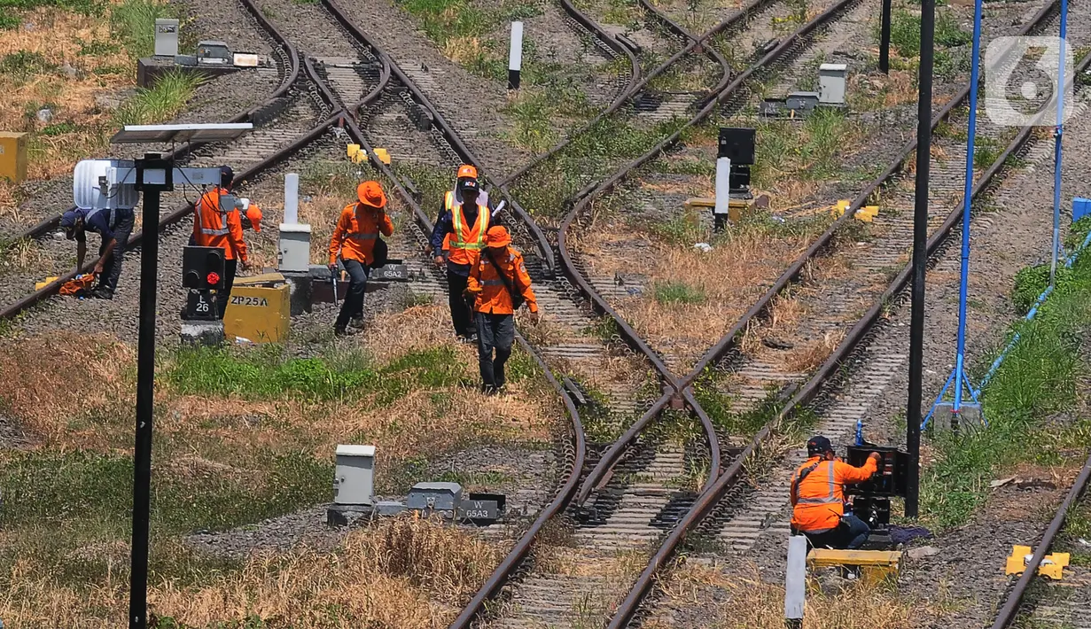 <p>Depo lokomotif ini juga merupakan bagian proyek pembangunan jalur rel dwi ganda atau double-double track Manggarai-Cikarang. (merdeka.com/Imam Buhori)</p>