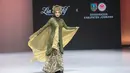 Model memperagakan busana berbahan Batik Tulis Jombang dalam koleksi AKASA DHARANI karya Lia Afif pada Indonesia Fashion Week (IFW) 2026 di Jakarta, Jumat, 31 Juli 2026. (KLY/Budy Santoso)