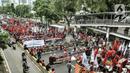 Massa buruh dan tani saat menggelar longmarch menuju Istana Negara di Jalan Salemba Raya, Jakarta, Selasa (20/10/2020). Mereka juga mendesak Presiden Joko Widodo segera menerbitkan Perppu pembatalan UU Cilaka. (merdeka.com/Iqbal S. Nugroho)