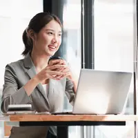 Perempuan dan aura positif./Copyright&nbsp;shutterstock.com/g/babatos