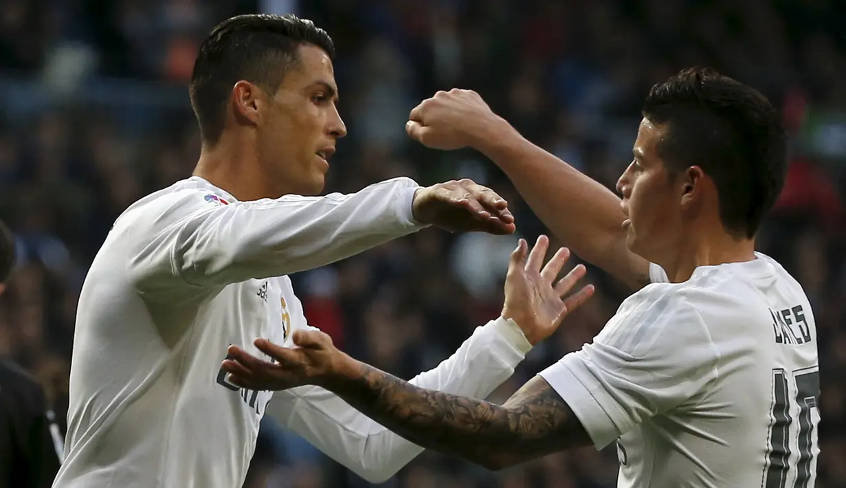 Penyerang Real Madrid, Cristiano Ronaldo (kiri) melakukan selebrasi usai mencetak gol kegawang Rayo Vallecano pada lanjutan liga Spanyol di Santiago Bernabeu (20/12). Real Madrid menang telak atas Rayo Vallecano dengan skor 10-2. (REUTERS/Sergio Perez)