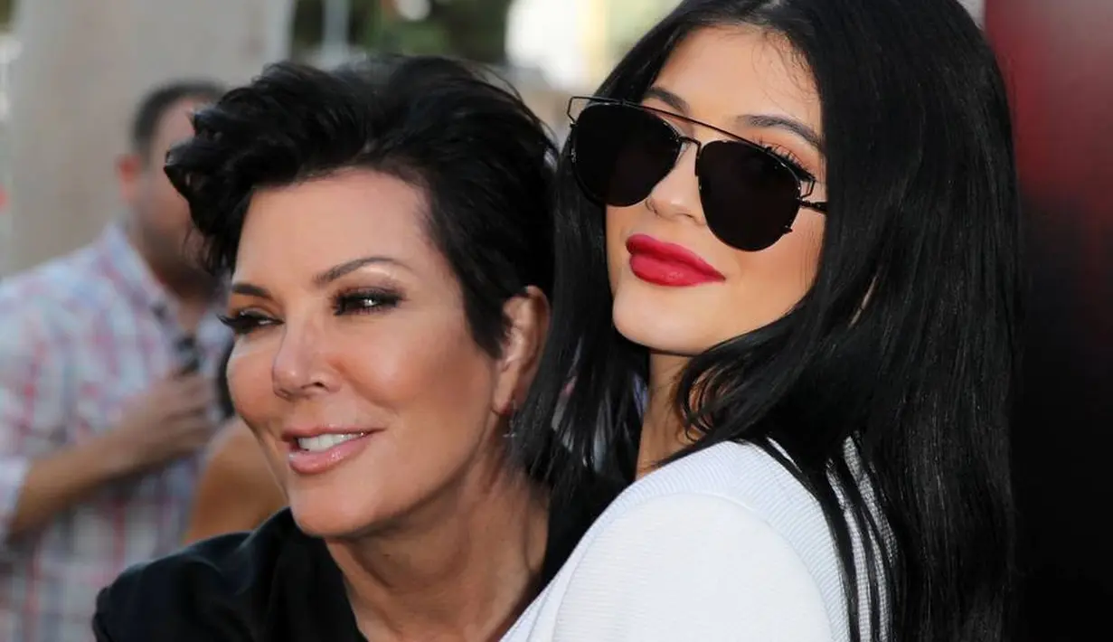 Kris Jenner sendiri selalu siap sedia memberikan saran dan juga bantuan untuk Stormi. (Evening Standart)