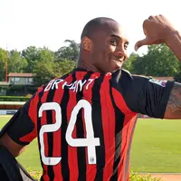 Kobe Bryant ketika mengunjungi markas latihan AC Milan dan memakai jersey kebanggan I Rossoneri kala itu (Foto: Doc AC Milan)
