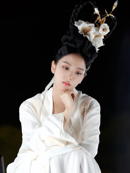 Banyak yang begitu terpana melihat visual Jisoo yang begitu elegan dan karismatik saat memerankan peri. [Dok/YG Entertainment]