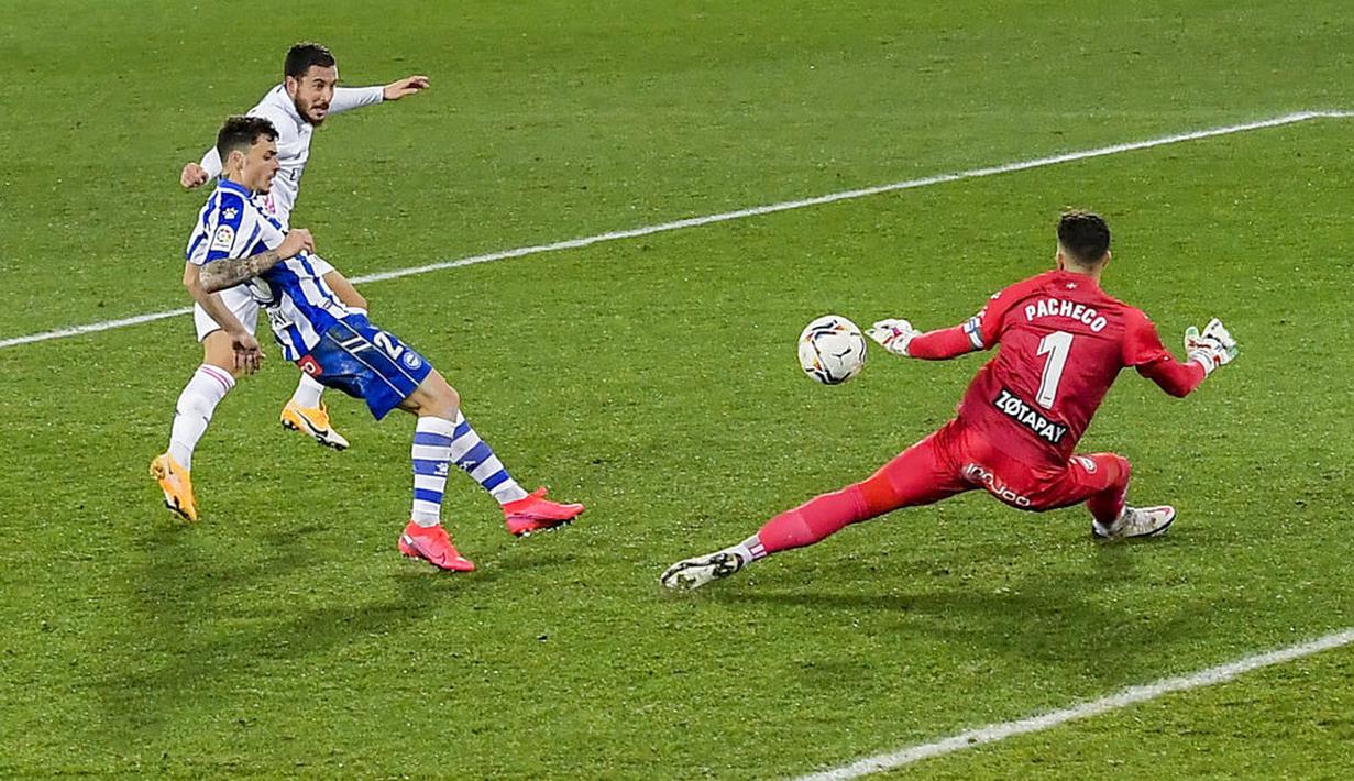 Penyerang Real Madrid, Eden Hazard, mencetak gol ke gawang Alaves pada laga Liga Spanyol di Stadion Mendizorroza, Sabtu (23/1/2021). Real Madrid menang dengan skor 4-1. (AP/Alvaro Barrientos)