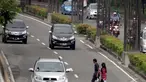 Pejalan kaki saat menyebrang dikawasan Kuningan, Jakarta, Selasa (13/1/2015). (Liputan6.com/Faizal Fanani)