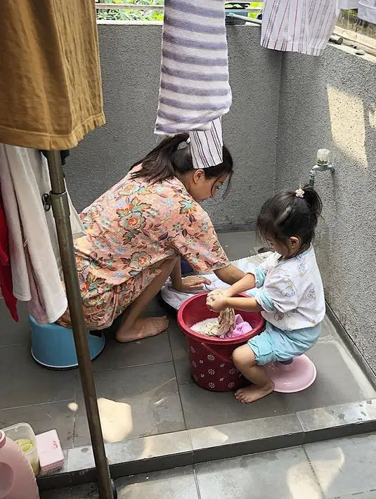 "Jadi di rumah kami memang memakai asisten rumah tangga. Tapi untuk keperluan baju Thalia, istri maunya cuci sendiri tanpa mesin cuci. Karena lebih percaya pake tangan sendiri," tulis Ruben. (Foto: instagram.com/ruben_onsu)