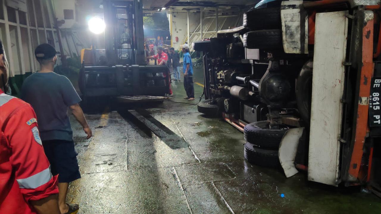 Truk Terguling Di Dalam Kapal. (Minggu, 28/11/2021). (Dkumentasi Polisi).