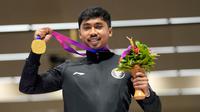 Peraih medali emas Muhammad Sejahtera Dwi Putra dari Indonesia berpose dalam upacara penghargaan cabang olahraga menembak nomor lari 10 meter putra di Fuyang Yinhu Sports Centre pada Asian Games ke-19 di Hangzhou, China, Senin, 25 September 2023. (AP Photo/Aijaz Rahi)