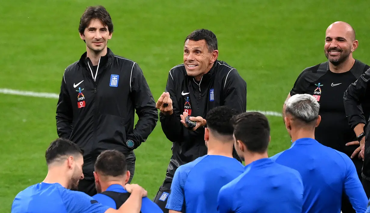 Pelatih Yunani, Gus Poyet berbicara kepada para pemainnya selama sesi latihan di Stade de France di Saint-Denis, utara Paris pada 18 Juni 2023. (AFP/Franck Fife)