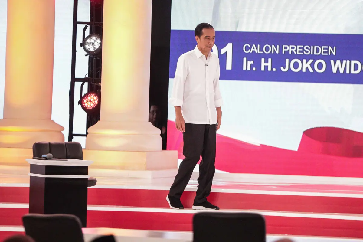 Peluk Hangat Jokowi dan Prabowo Awali Debat Kedua Capres