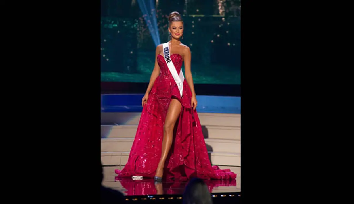Miss Ukraina 2014, Diana Harkusha berpose dengan memperagakan gaun malamnya saat kompetisi ajang Miss Universe 2014 di Miami, Florida, Rabu (21/1/2015). (REUTERS/Miss Universe Organization)