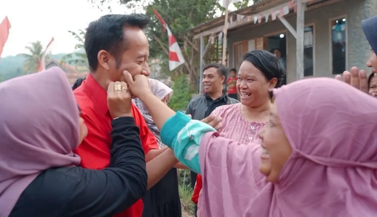 Dari beberapa video singkat yang dibagikan, kehadiran pria berusia 46 tahun itu menarik perhatian. Khususnya emak-emak yang langsung lari mendekat untuk minta foto bareng hingga gemas dan mencubit pipinya. [Instagram/dennycagur]