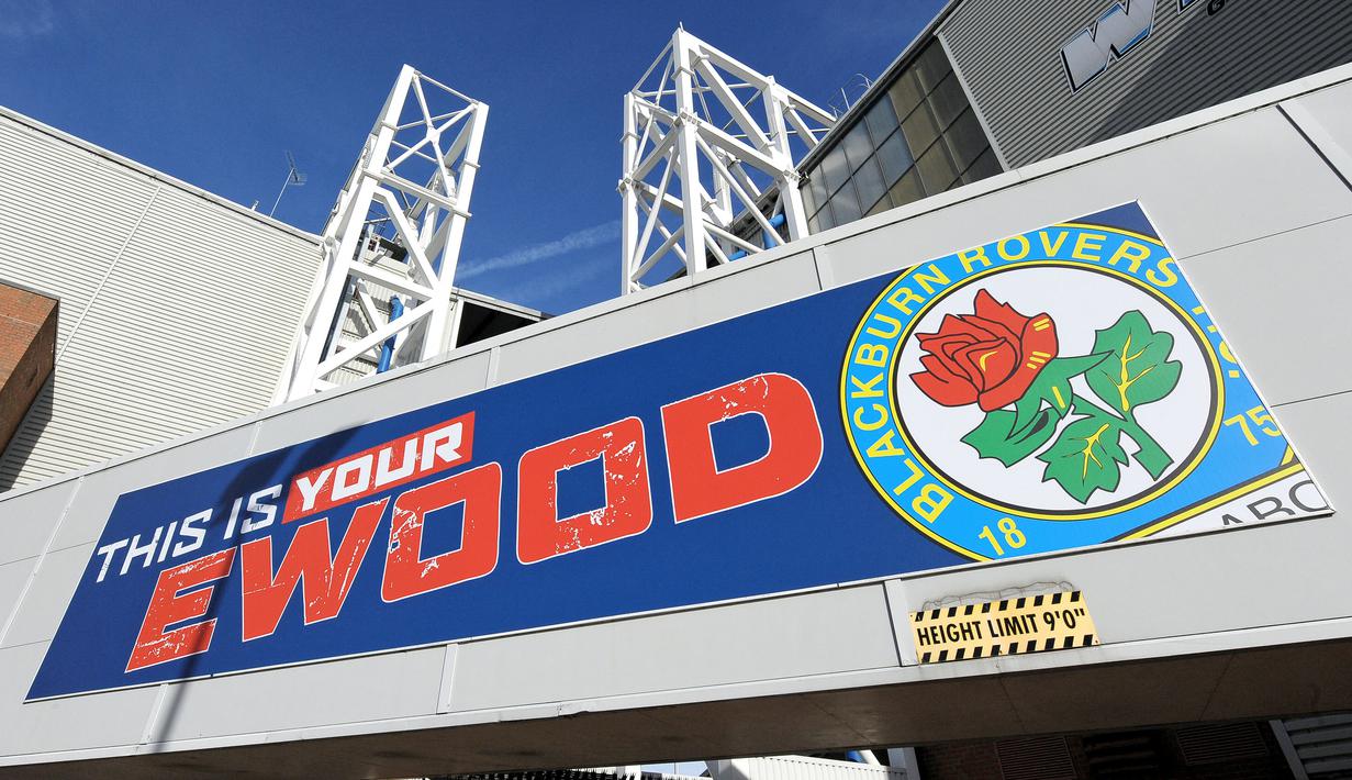 <p>Nantinya, Stadion Ewood Park bakal melayani hingga 1.000 tamu yang ingin melakukan salat Idulfitri. Acara ini digelar secara terbuka. Setiap keluarga Muslim bisa datang. Namun, ada dibedakan antara perempuan dan laki-laki. (AFP/Andrew Yates)</p>