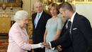 Terakhir pada 26 Juni 2018, David Beckham kembali bertemu dengan Ratu Elizabeth II di Buckingham Palace, London, dalam acara upacara penghargaan Queen's Young Leaders. (AFP/Pool/Steve Parsons)