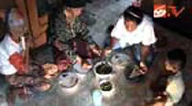 Sebuah keluarga di Bekasi, Jabar, yang hidup dalam kemiskinan menjadikan keong, rumput, dan singkong, sebagai makanan mereka sehari-sehari.
