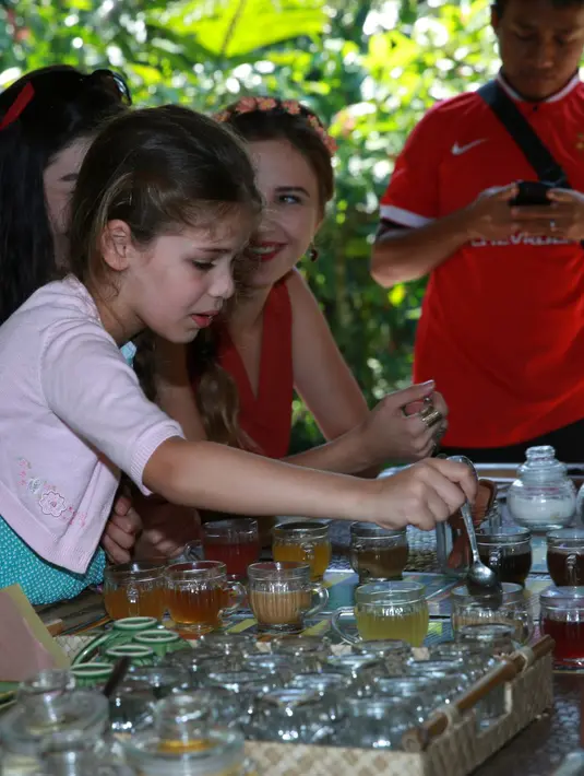 Isabella yang awalnya ragu untuk menyangrai kopi akhirnya tertarik dan mencoba kopi yang telah disangrainya. (Deki Prayoga/Bintang.com)