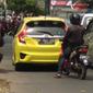 Briptu Saiful menjelaskan, mobil tersebut tidak dilengkapi surat-surat dan menggunakan nomor polisi yang sudah kadaluarsa. (Liputan6.com/Moch Harun Syah)