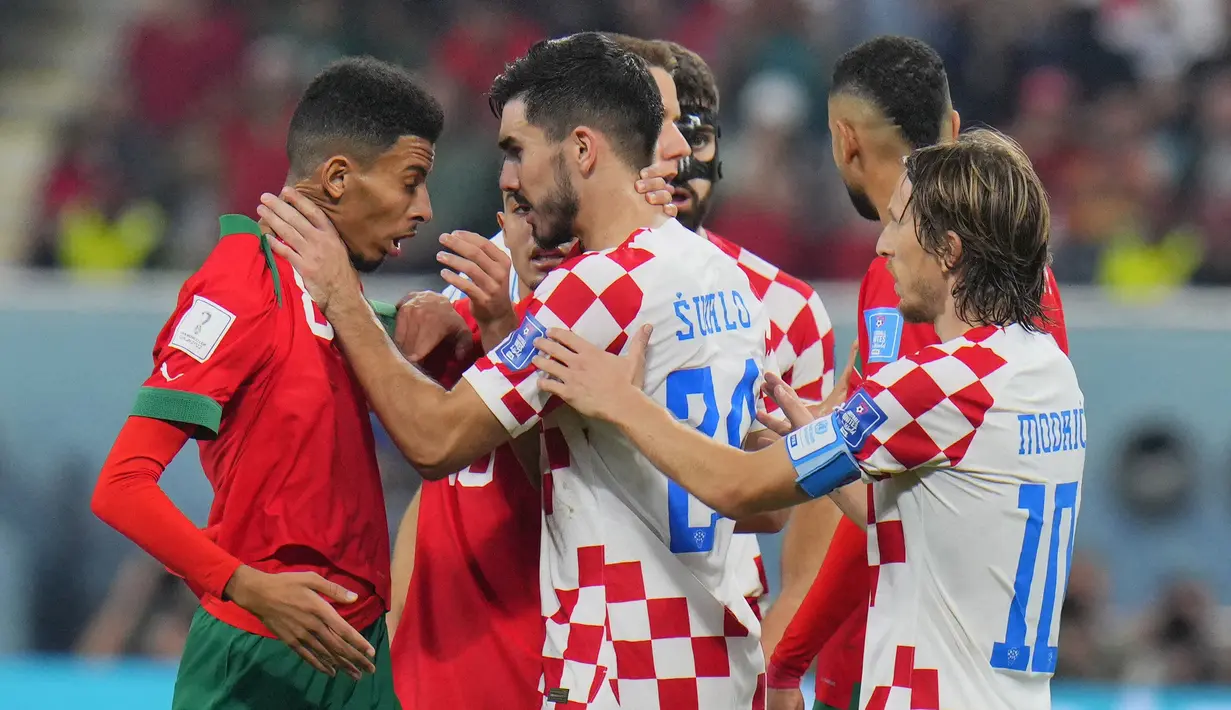 Pemain Kroasia, Josip Sutalo (kanan) terlihat memegang leher dari Azzedine Ounahi dipenghujung babak kedua. Luka Modric yang berada dibelakang Josip Sutalo langsung melerai kejadian tersebut. (AP Photo/Hassan Ammar)