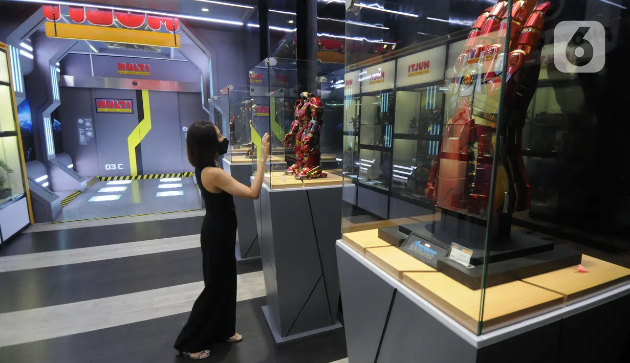 Pengunjung memfoto mainan khusus kolektor di Indonesia Multi Toys di QBIG, Seprong, Tangerang Selatan, Banten, kKamis (25/11/2021). Peningkatan penjualan mainan akibat adanya pembatasan kunjungan ke luar negeri sehingga para peminat mainan membeli di dalam negeri. (merdeka.com/Arie Basuki)