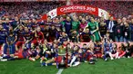 Para pemain Barcelona melakukan selebrasi dan foto bersama piala usai menjuarai Copa del Rey di Stadion Vicente Calderon, Madrid, (23/5). Barcelona menang atas Sevilla dengan skor 2-0. (Reuters / Sergio Perez)