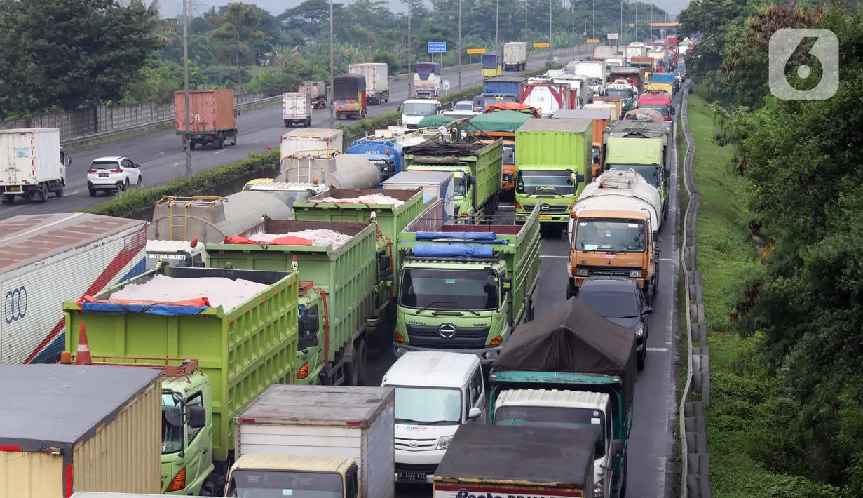 Kemacetan panjang di Gerbang Tol Cikupa, Kabupaten Tangerang, Banten, Kamis (6/5/2021). Kemacetan panjang terjadi akibat adanya pemberlakuan penyekatan larangan mudik Lebaran yang berlaku hari ini hingga 17 Mei mendatang. (Liputan6.com/Angga Yuniar)