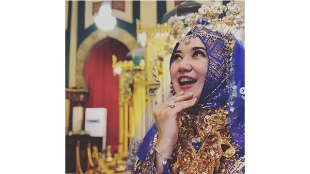 6 Potret Cantiknya Istri Mendiang Sys NS yang Menikah Lagi dengan Cinta Pertamanya