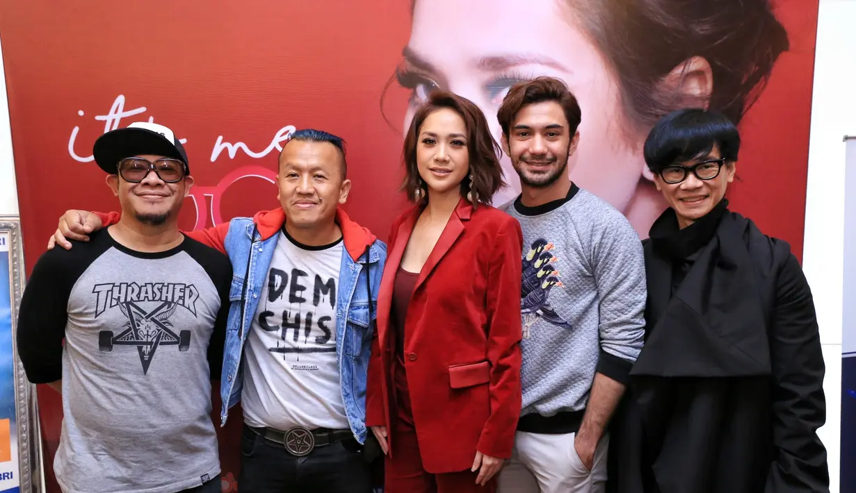 "Ini, film yang berlatar religius yang saya bintangi setelah saya cukup lama ga main di film yang bergenre itu, nah kenapa saya absen itu karena banyak yang bilang kok Reza mainnya di film-film religi terus ya," ucapnya. (Adrian Putra/Bintang.com)