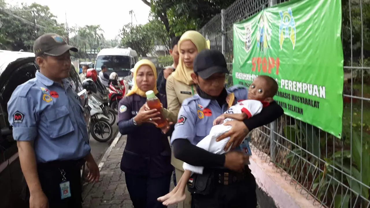 Dinas Sosial Jakarta Selatan menyelamatkan balita itu ke dokter. Sampai kini tidak diketahui orangtua kandung balita bernama Rizal itu. (Suku Dinas Sosial Jaksel)