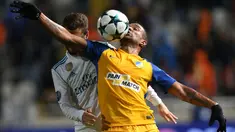 Pemain APOEL Nicosia, Lorenzo Ebecilio (kanan) berebut bola dengan pemain Real Madrid, Nacho pada matchday kelima Liga Champions di Stadion GSP, Selasa (21/11). El Real membukukan kemenangan enam gol tanpa balas. (AP/Petros Karadjias)