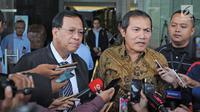 Wakil Komisi Pemberantasan Korupsi (KPK), Saut Situmorang (kanan) bersama Dirjen Pajak Robert Pakpahan (kiri) saat dimintai keterangan awak media usai menggelar pertemuan di gedung KPK, Jakarta, Rabu (31/1). (Liputan6.com/Herman Zakharia)