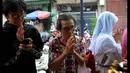 Umat Tionghoa berdatangan untuk berdoa di depan Wihara Dharma Bhakti yang hangus terbakar, Jakarta, Senin (2/3/2015). (Liputan6.com/Faisal R Syam)