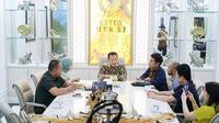 Dekorasi diduga kulit harimau di meja kerja Ketua MPR Bambang Soesatyo. (dok. Instagram @bambang.soesatyo/https://www.instagram.com/p/CoPYO_2pMAT/)