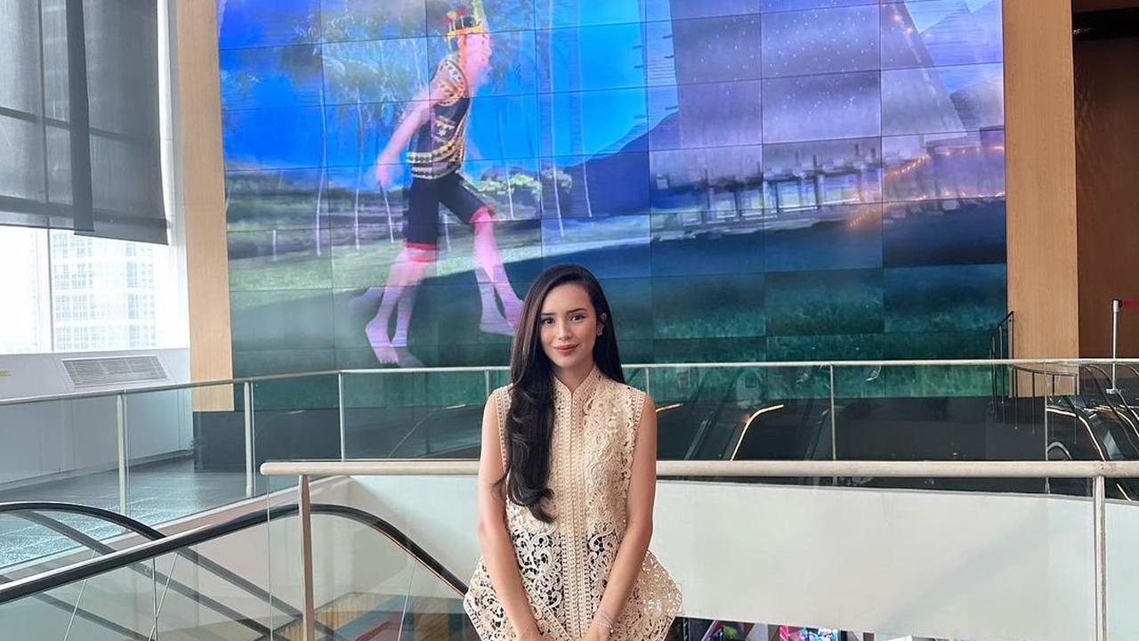 6 Gaya Anggun Beby Tsabina Padukan Batik dan Tas Rp 60 Juta saat Hadiri Acara Tutur Batik Bareng Para Ibu Pejabat