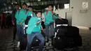Sejumlah pemain Timnas Indonesia U-16 saat tiba usai penyambutan di Bandara Soetta, Tangerang, Kamis (15/2). Timnas Indonesia U-16 berhasil menjuarai turnamen Jenesys di Jepang. (Liputan6.com/Helmi Fithriansyah)