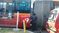Bus Transjakarta bernopol B 7308 IV terlepas gandengannya di Jalan Raya Bekasi Timur, tepatnya di lampu merah Kejaksaan Negeri Jakara Timur. (Ahmad Romadoni/Liputan6.com)