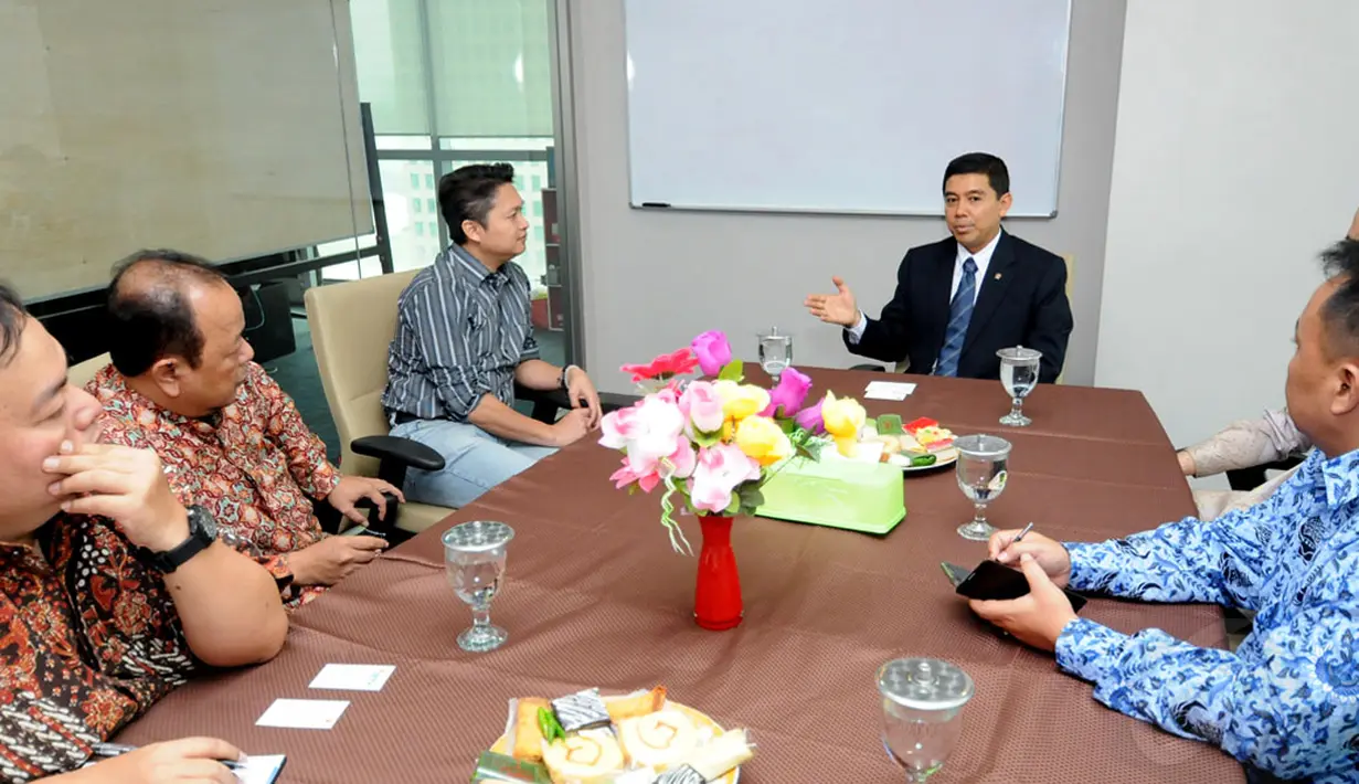 Menteri Pendayagunaan Aparatur Negara dan Reformasi Birokrasi (MenPAN-RB), Yuddy Chrisnandi (kanan) berdiskusi dengan awak redaksi Liputan6.com di ruang redaksi Liputan6.com, Jakarta, Senin (10/11/2014). (Liputan6.com/Helmi Fithriansyah) 