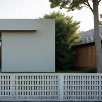 Ilustrasi Model Rumah Minimalis dengan Pagar Roster (Sumber Gambar: Meta AI)