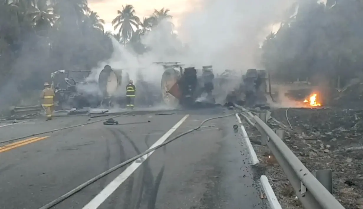 Sebuah bus bertabrakan dengan truk pengangkut BBM di negara bagian Guerrero, Meksiko, Kamis (13/4). Bus nahas itu sedang meluncur ke arah pantai ketika menabrak truk tanker, yang berangkat dari pelabuhan Lazaro Cardenas. (HO/Guerrero Civil Protection/AFP)