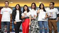 Para pemain film Ada Apa Dengan Cinta 2 (AADC 2) berpose bersama usai konferensi pers AADC2 di Jakarta, Senin (15/2/2016). Rencananya AADC 2 mulai tayang di bioskop mulai 28 April 2016. (Liputan6.com/Immanuel Antonius)