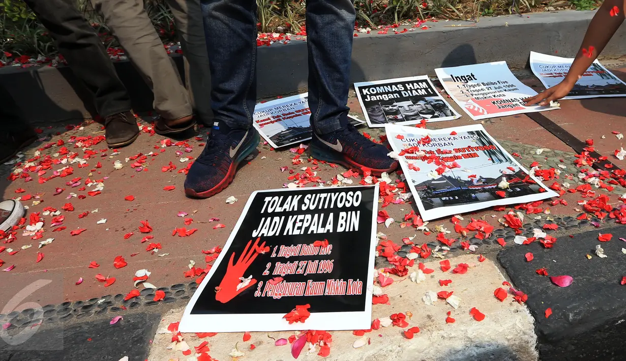 Massa dari Jaringan Mahasiswa Indonesia melakukan aksi tabur bunga di depan Gedung DPP PDI-P, Jakarta (22/6/2015). Mereka menolak Sutiyoso sebagai Kepala BIN karena dianggap terlibat dalam kerusuhan 27 Juli 1996. (Liputan6.com/JohanTallo)
