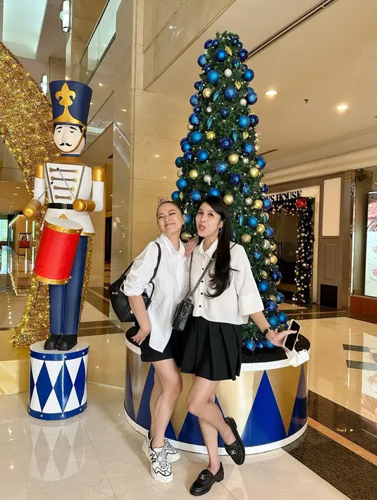 Potret kompak kedua selebriti ini bahkan disebut-sebut bak kakak dan adik. Terlebih, kedekatan yang terjalin juga membuat keduanya disebut terlihat mirip. (Liputan6.com/IG/@sandradewi88)