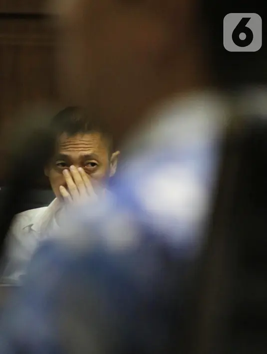 Terdakwa kasus dugaan suap kepada Asisten Pidana Umum Kejati DKI Jakarta Agus Winoto dan jaksa Kejati DKI Jakarta Arih W Suranta, Sendy Pericho menyimak keterangan saksi saat sidang lanjutan di Pengadilan Tipikor Jakarta, Senin (14/10/2019). (Liputan6.com/Helmi Fithriansyah)