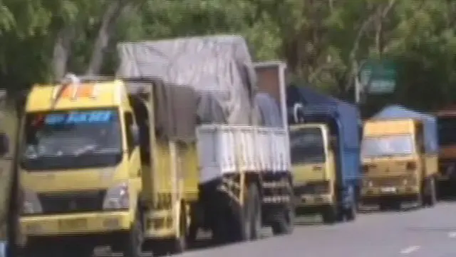 Jalan Diblokir, Puluhan Truk Menumpuk di Gilimanuk