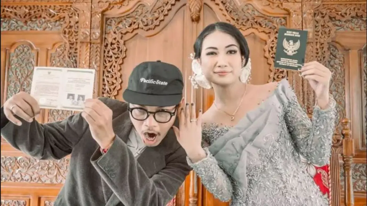 Cerita Pasangan Menikah Gratis di KUA, Pengantin Pria Pakai Topi dan Berfoto Berlatar Pohon Pisang