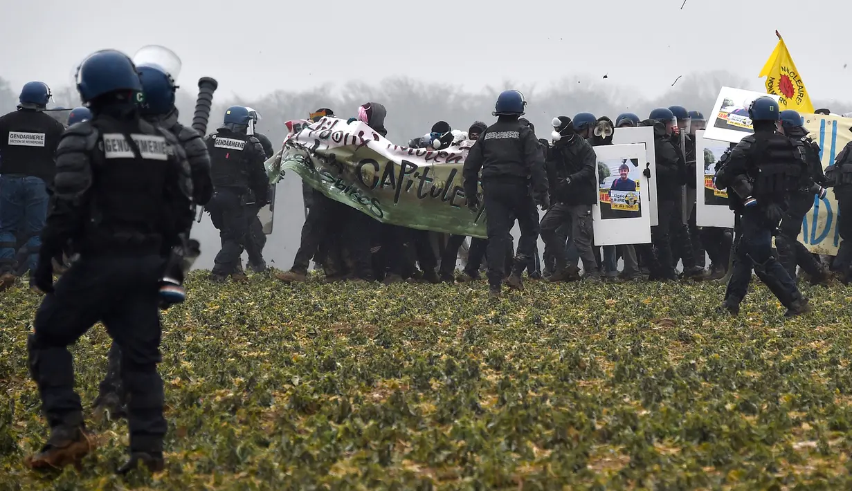 Bentrokan terjadi antara polisi setempat dengan aktivis anti-nuklir saat menggelar aksi demonstrasi di Mandres-en-Barrois, Prancis (3/3). (AFP Photo/Jean Christope Verhaegen)