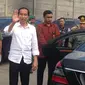 Presiden Jokowi membagi-bagi sembako di Depok, Jawa Barat (Liputan6.com/ Ady Anugrahadi)