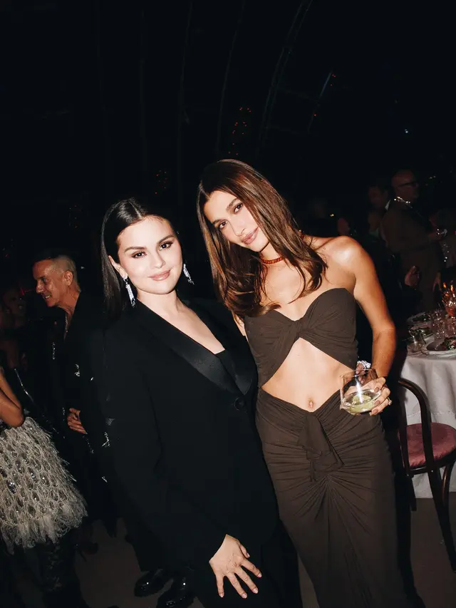 Tampil Akrab, Ini 7 Potret Selena Gomez Bareng Hailey Bieber yang Tengah Viral