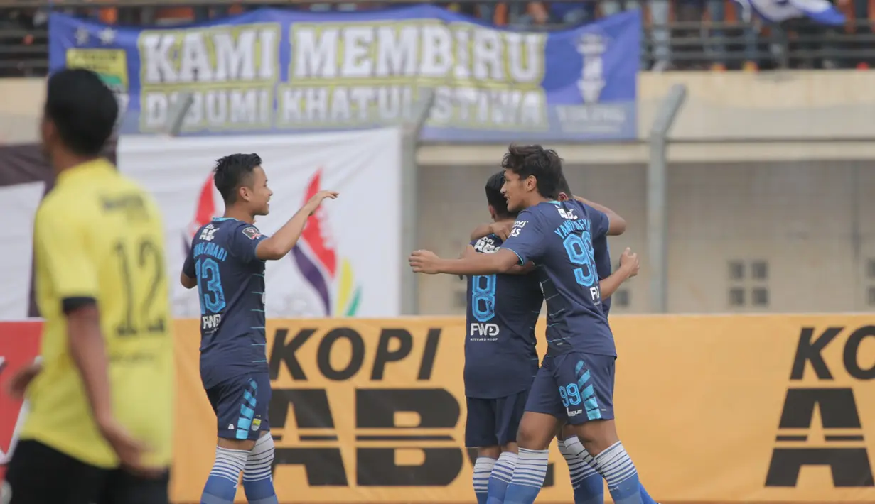Para pemain Persib Bandung merayakan kemenangan atas Malaysia All Stars dengan skor 4-1 di Stadion Si Jalak Harupat, Bandung, Sabtu (24/10/2015). (Bola.com/Nicklas Hanoatubun)